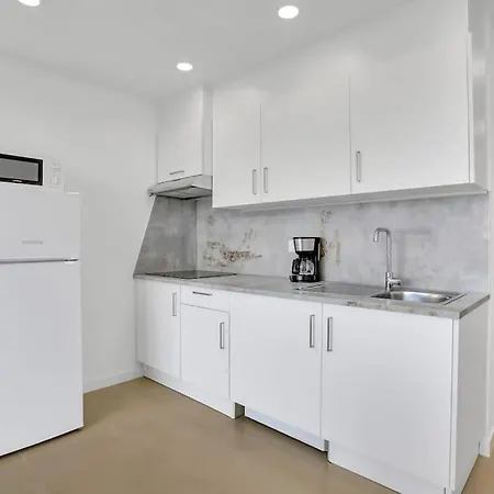 In Torres Del Sol Griffin Near The ארונה