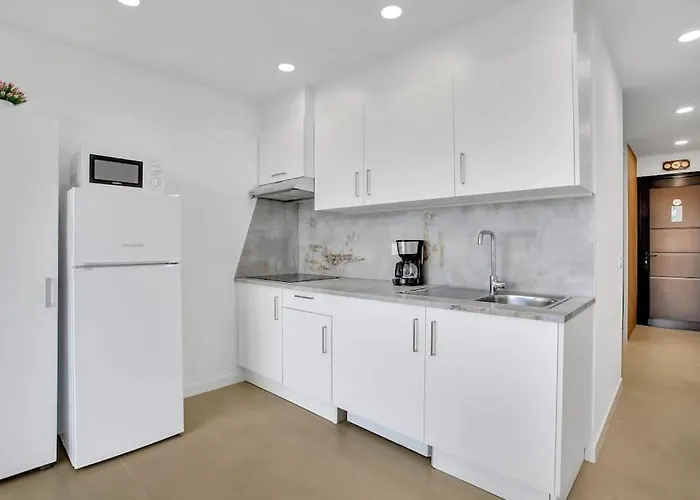 In Torres Del Sol Griffin Near The أرونا