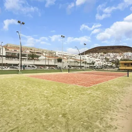 In Torres Del Sol Griffin Near The 阿罗纳