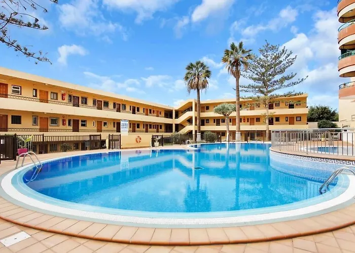 In Torres Del Sol Griffin Near The 阿罗纳