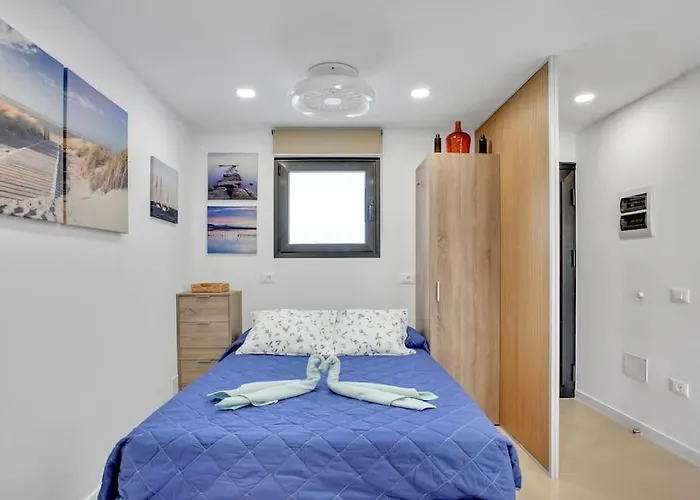 In Torres Del Sol Griffin Near The * 阿罗纳