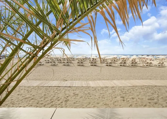 In Torres Del Sol Griffin Near The 阿罗纳